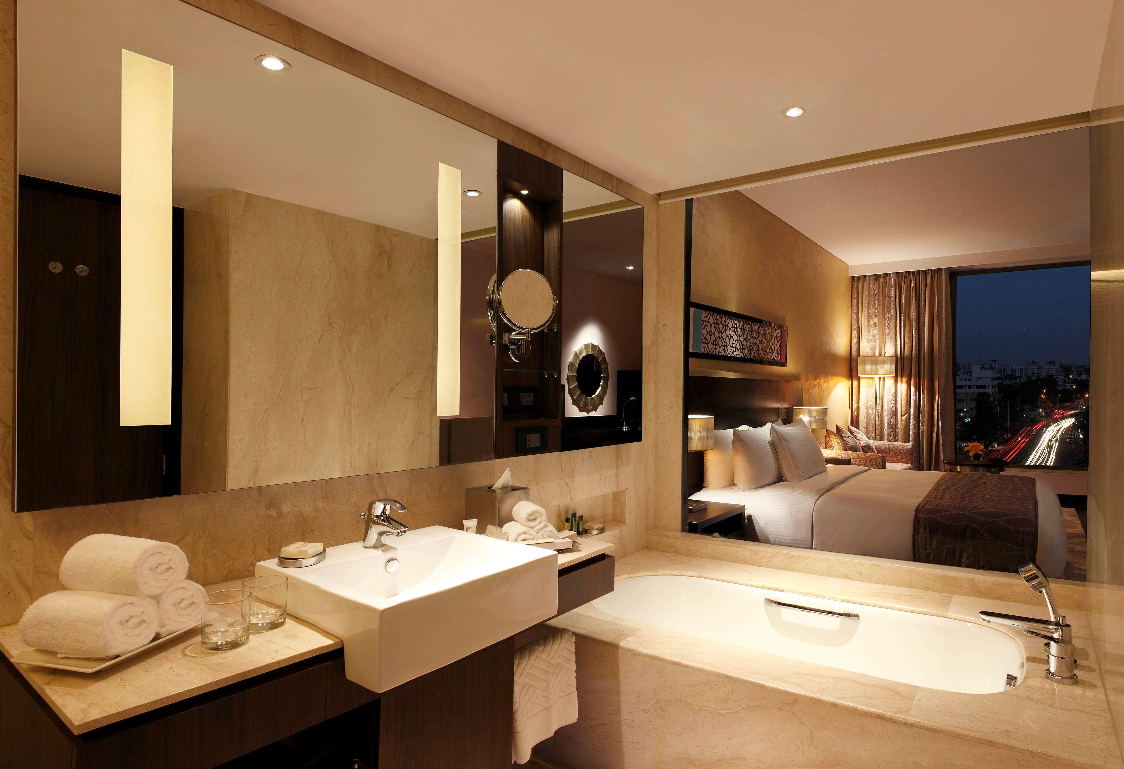 힐튼 자이푸르 호텔 외부 사진 A bathroom at the hotel