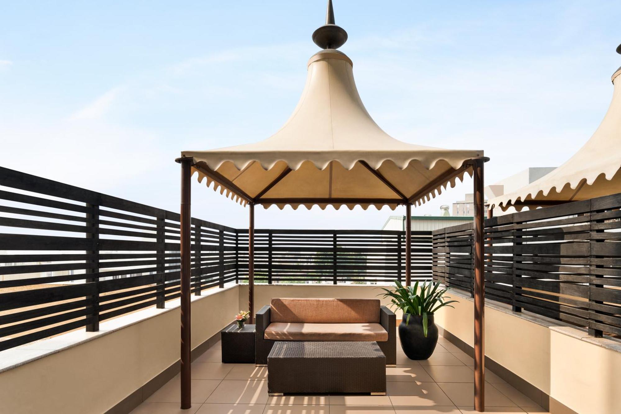 힐튼 자이푸르 호텔 외부 사진 A pergola on a rooftop