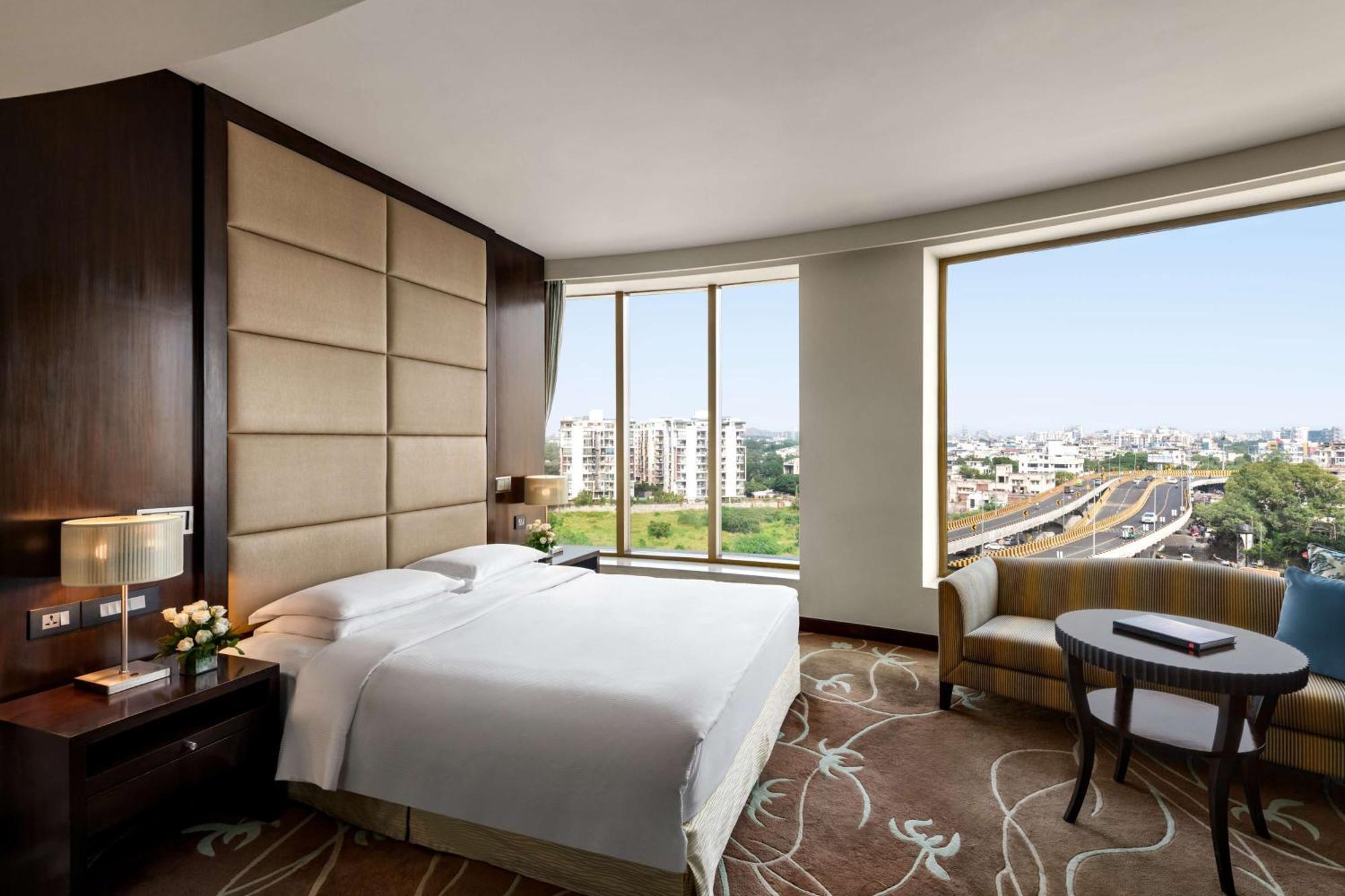 힐튼 자이푸르 호텔 외부 사진 A guest room at the hotel